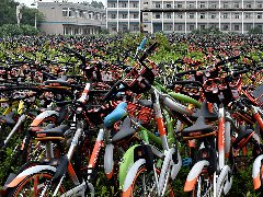 合肥暫扣萬(wàn)輛共享單車(chē)，堆積如山引發(fā)密集恐懼