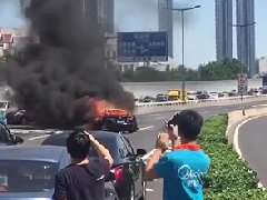恐怖現場：6次變道連撞4車，天津馬自達一懟四