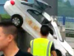 油門當剎車，駕考女學員飛越考場！